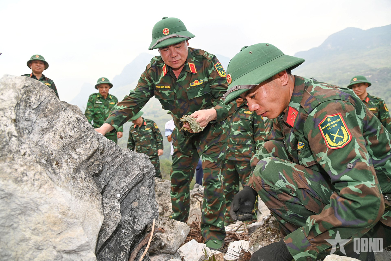 Trung tướng Phạm Đức Duyên chỉ đạo công tác tìm kiếm, quy tập hài cốt liệt sĩ và rà phá bom mìn, vật nổ tại Tuyên Quang